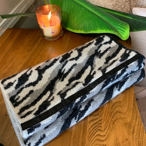 DVF Infinity Scarf - Picture 10 of 10